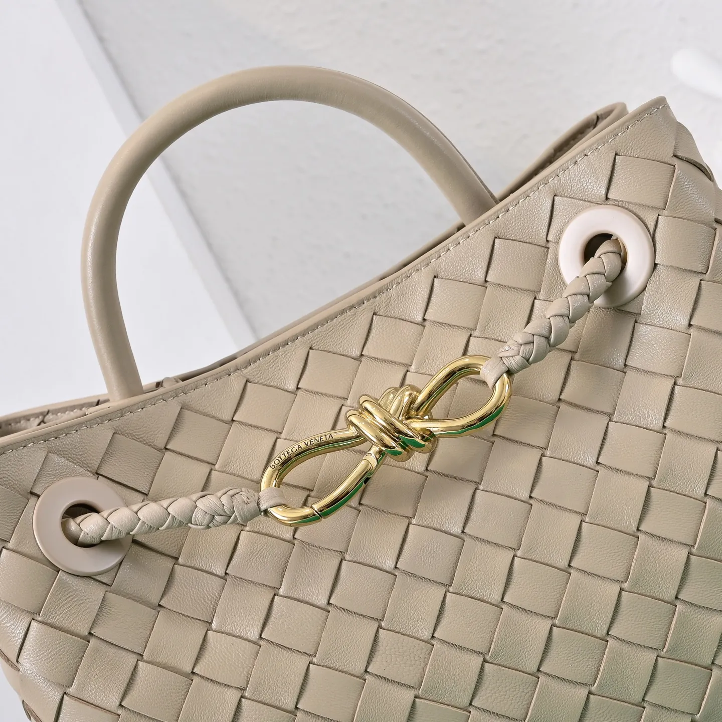 Batch 1860 B's 2023 spring and summer new style continues the brand's woven pattern style with detailed metal knot switch buckles. This time, the shoulder straps are also made into tube weaves, showing different craftsmanship. The carrying method is versatile to create more different styles. Intrecciato woven leather small handbag, equipped with sliding crossbody strap. Internal compartments, including 1 zipper pocket and 2 open pockets. Magnetic buckle closure. Size: 25*20*10cm Model: 7463#